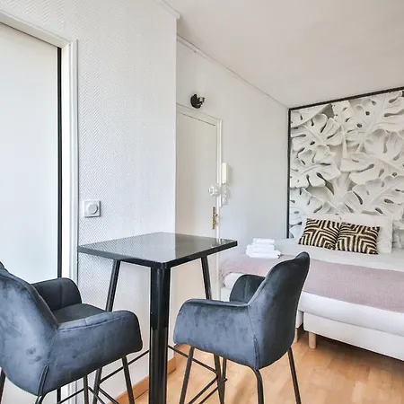 43#studio 2pers#sevres-lecourbe#necker Апартаменты Париж